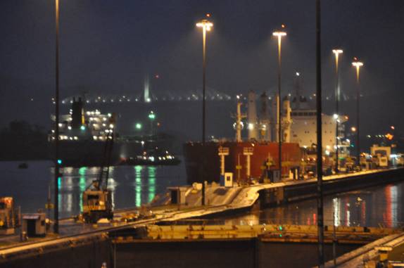 Como sempre, noite movimentada no Canal do Panamá, ao lado da capital do país, a Cidade do Panamá